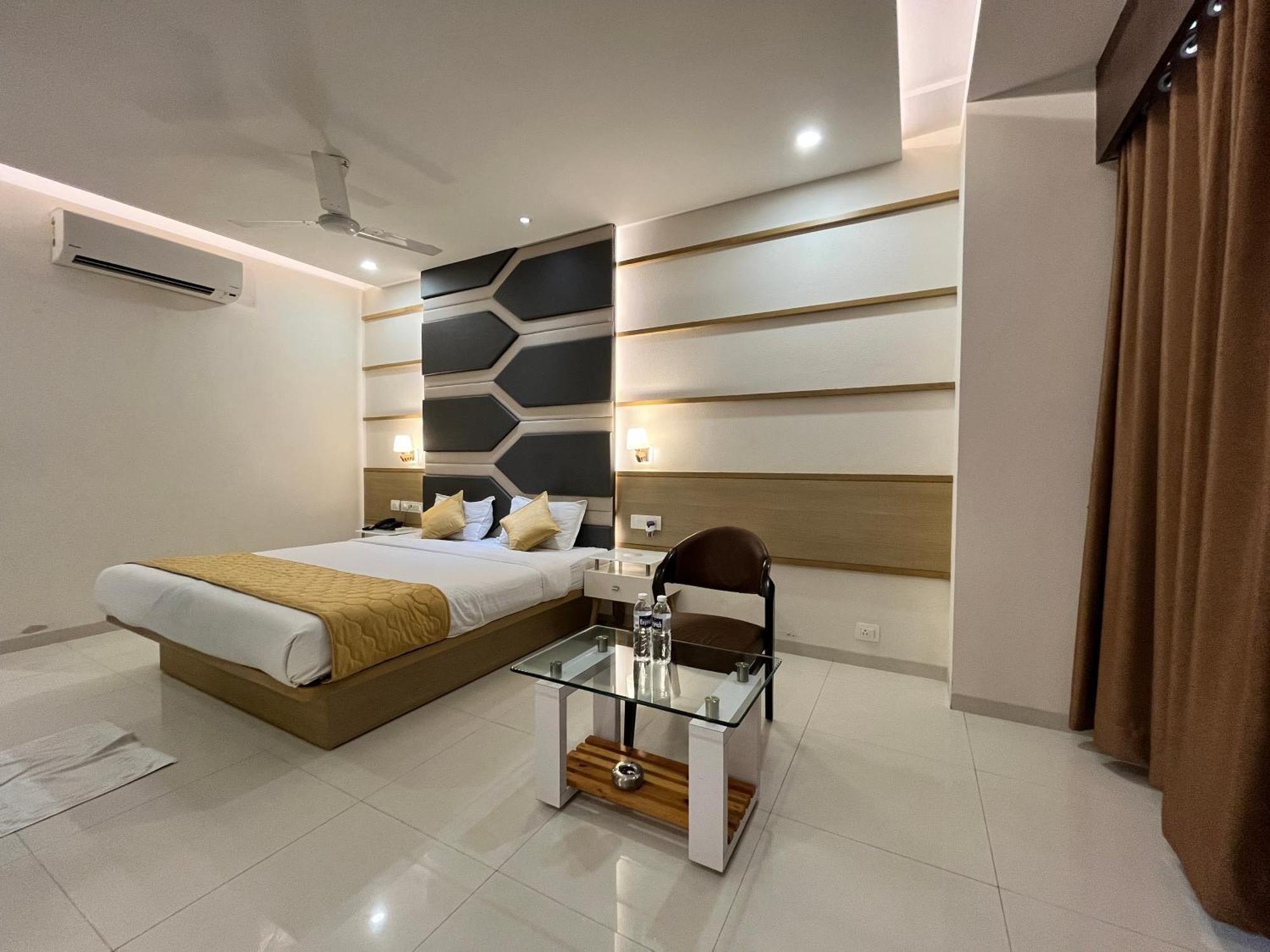 Hotel Grand Darshan Vadodara Eksteriør billede