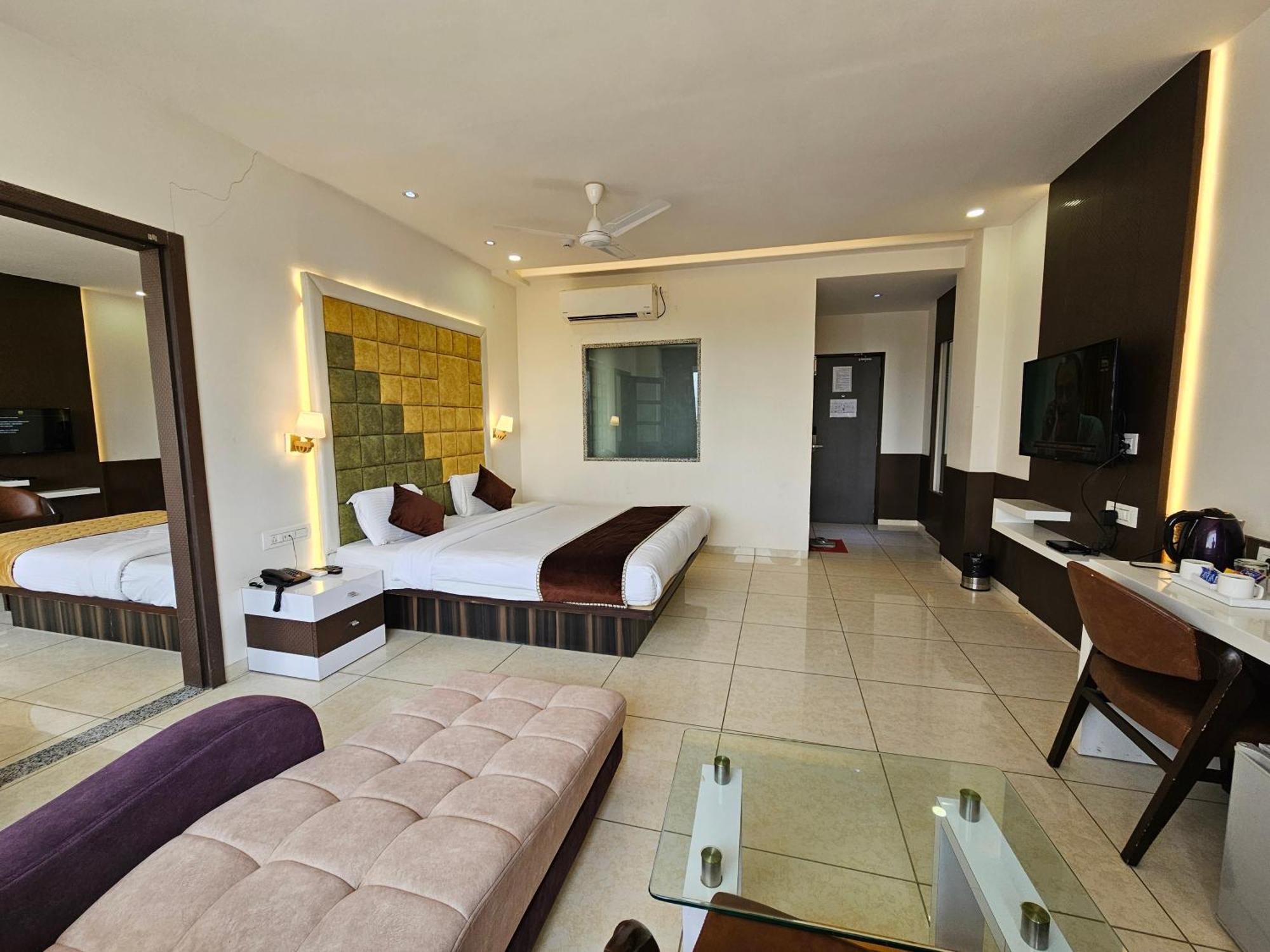 Hotel Grand Darshan Vadodara Eksteriør billede